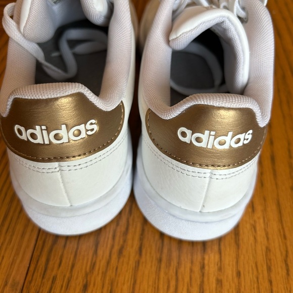 Adidas Advantage White Athletic Shoes with Cloudfoam Comfort Size 8 - Picture 2 of 9